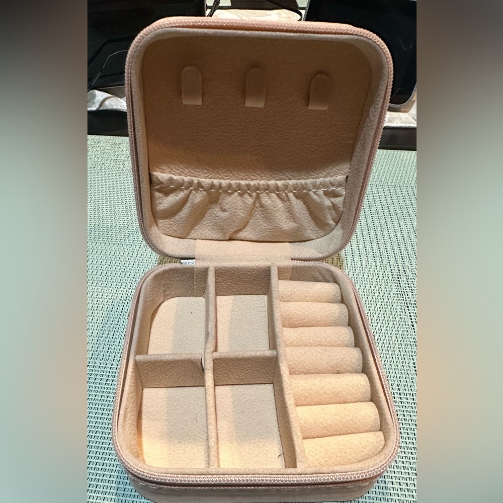 Small pink travel jewelry box. Size: 4 inches by 4 inches height is 2 inches.
